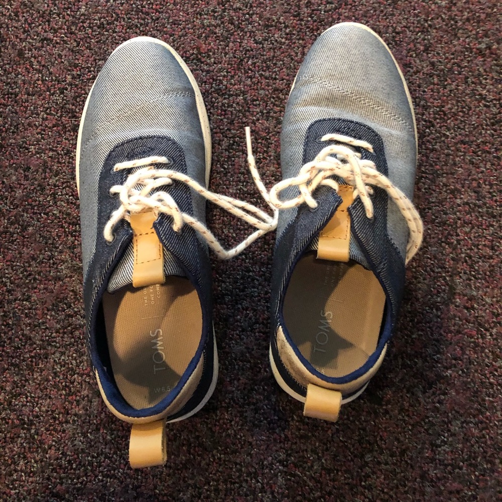 Gently used toms sneakers